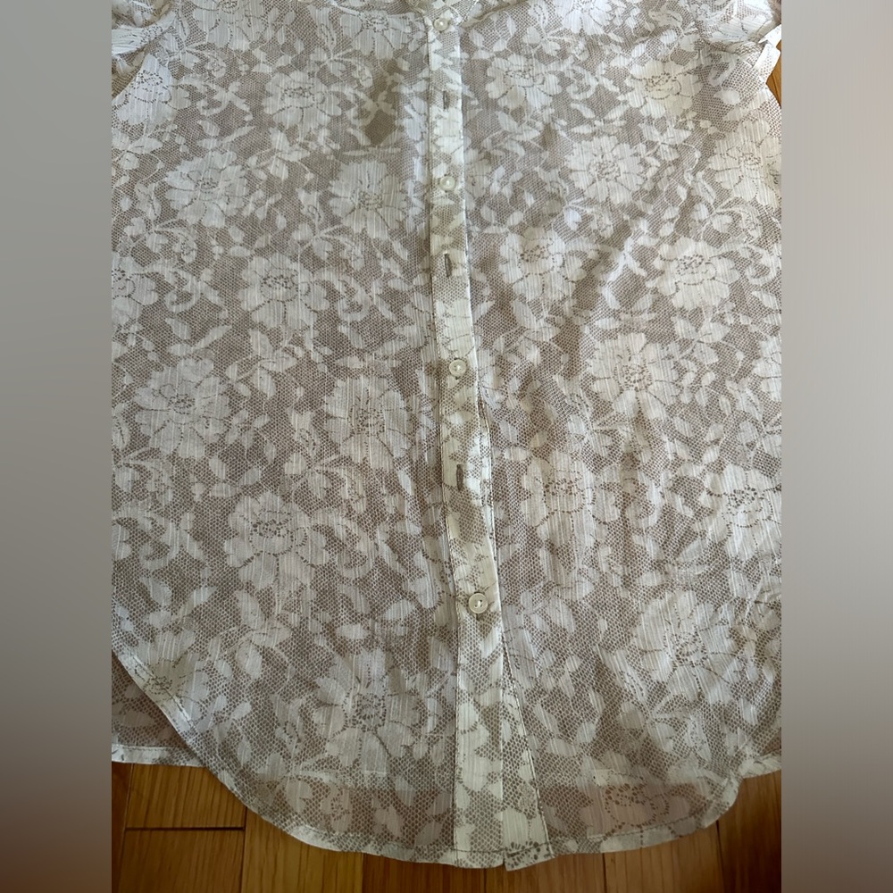 Express short sleeve XS TP sheer tan and white flowery  blouse. 100% polyester - Picture 3 of 8